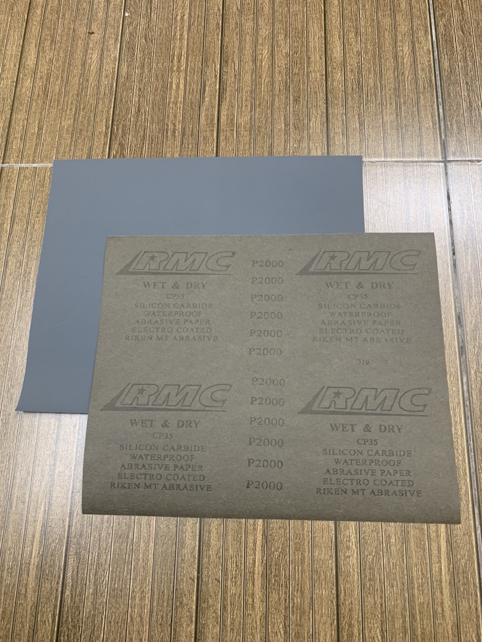 Mẹo xử lý vết trầy xước trên điện thoại bằng giấy nhám