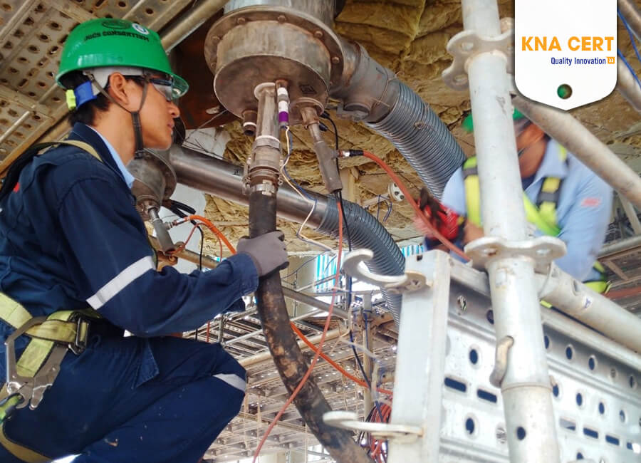 Nhân viên chuyên nghiệp từ Công ty TNHH Dịch vụ Kỹ thuật Dầu khí Petrotech