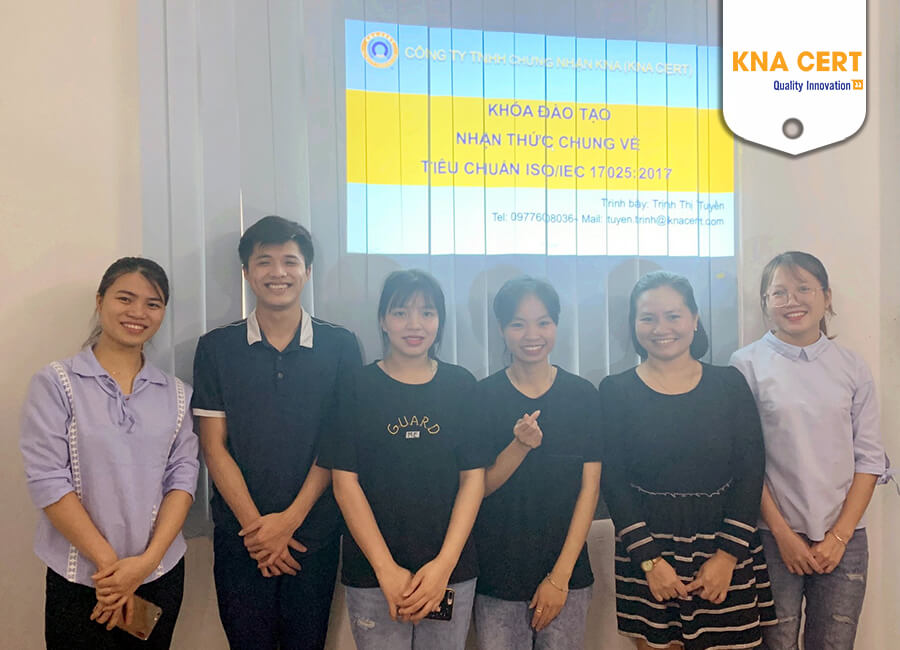 Chuyên gia của KNA cùng với đội ngũ nhân viên của Công ty Cổ phần Xây dựng và Kỹ thuật Môi trường Hà Nội