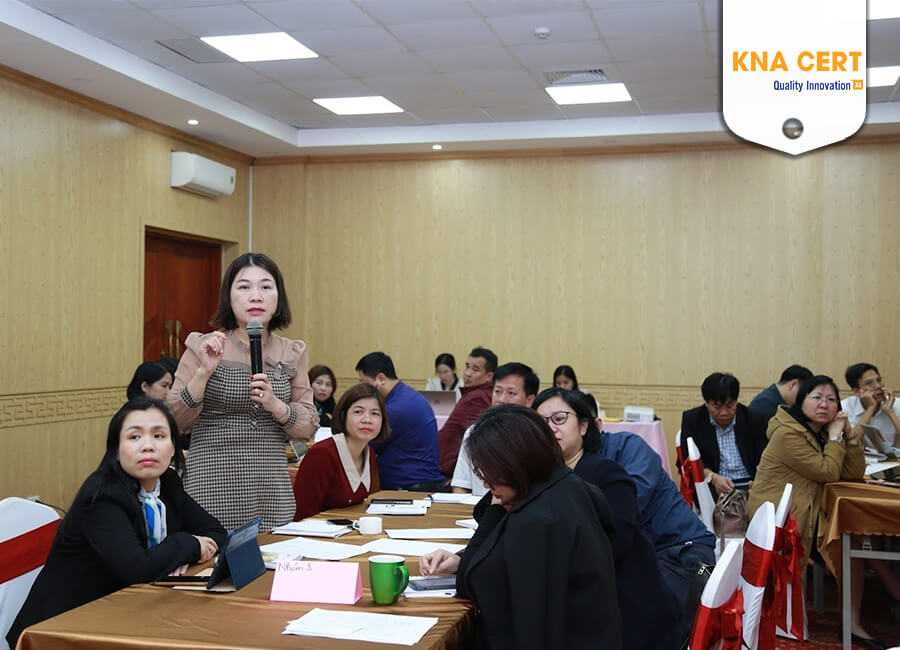 Hình ảnh học viên trong khóa đào tạo 5S của KNA và tổ chức Tài chính vi mô TNHH MTV Tình Thương