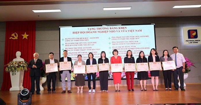 CEO Trần Thị Tính – Tinh Hoa Việt vinh dự nhận Bằng khen của VINASME