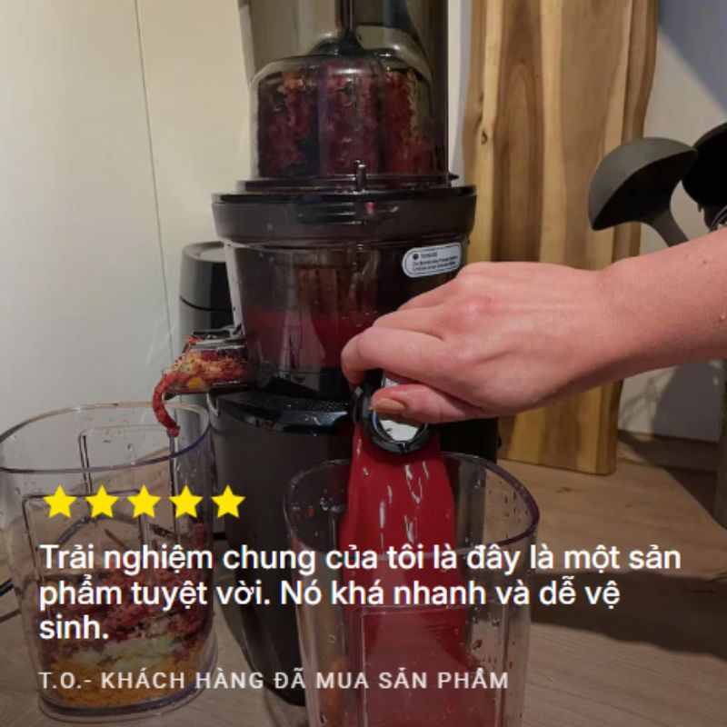 Máy ép chậm Kuvings REVO830 đặt tại bàn bếp gia đình