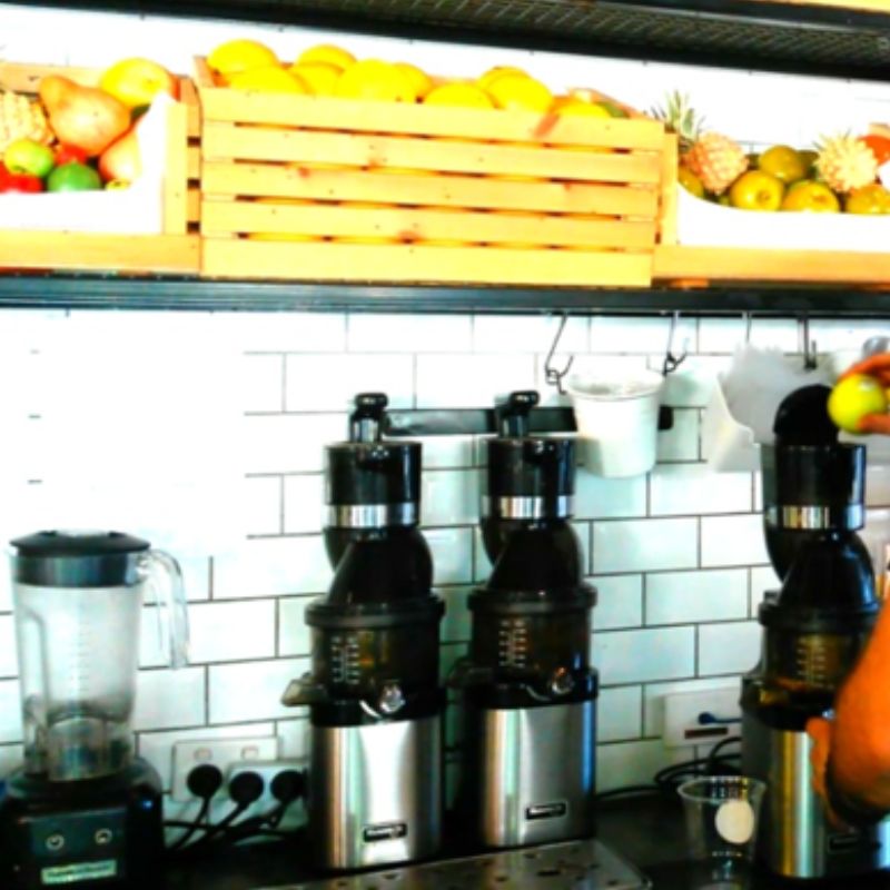 Máy ép chậm Kuvings CS600 ứng dụng cho quán cafe juice bar