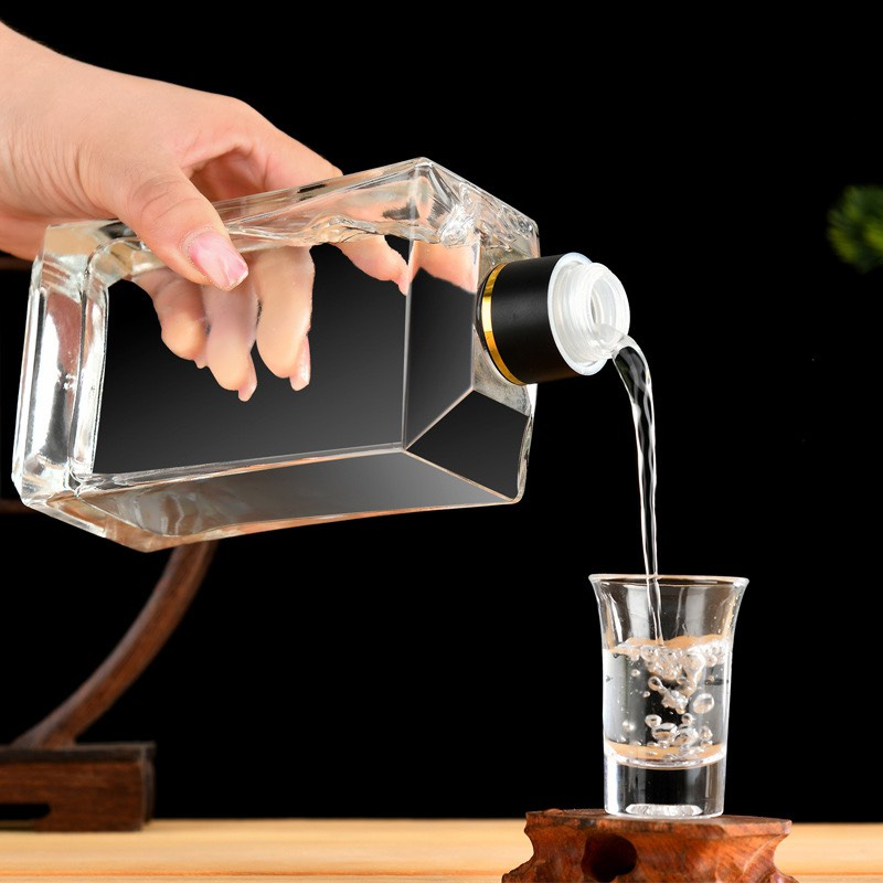 Chai Thủy Tinh Vuông Nắp Kim Cương 500ml, Đựng Rượu, Phong Cách Sang Trọng - North Star Packing