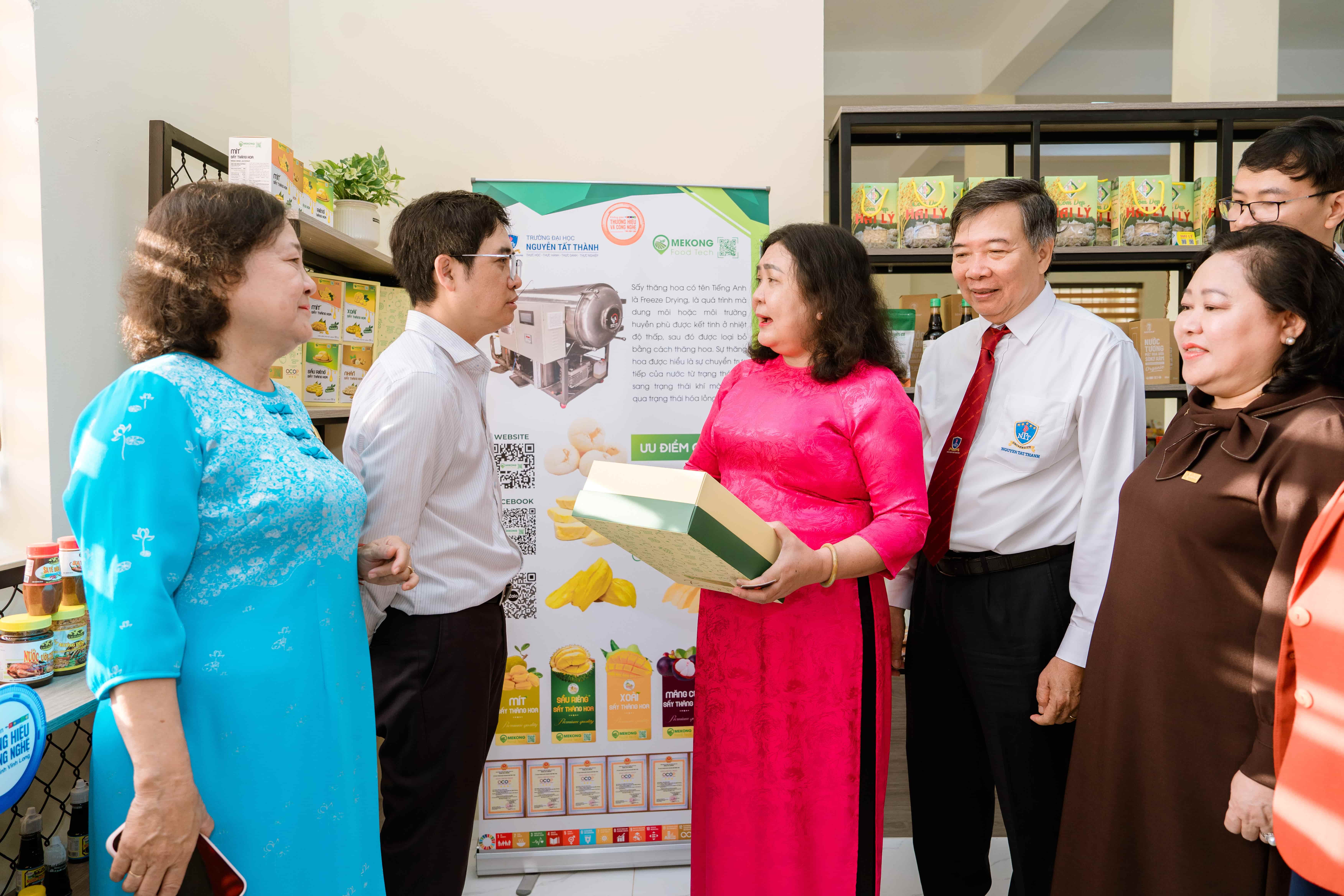 Dấu ấn của Mekong Foodtech tại Không gian Thương hiệu và Công nghệ tỉnh Vĩnh Long với 9 giải thưởng thiết kế giỏ quà OCOP