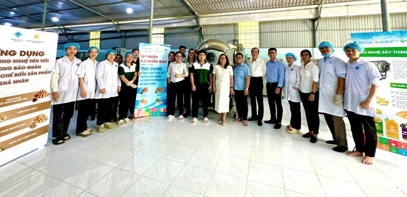 Trường ĐH Cần Thơ tiến hành chuyển giao quy trình công nghệ sản xuất các sản phẩm liên quan đến trái nhãn Indor cho công ty TNHH Kỹ nghệ chế biến thực phẩm Mekong. Trường ĐH Cần Thơ tiến hành chuyển giao quy trình công nghệ sản xuất các sản phẩm liên quan đến trái nhãn Indor cho công ty TNHH Kỹ nghệ chế biến thực phẩm Mekong.