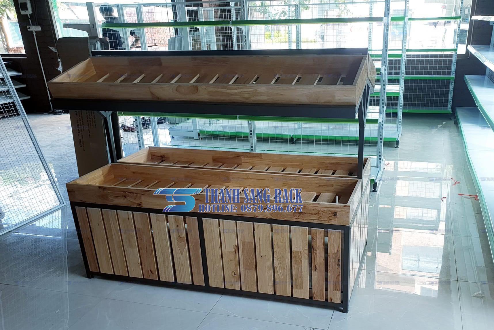 Kệ trưng bày rau củ quả.