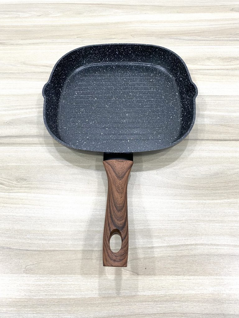 Chảo chiên chống dính vuông mỏ vịt  cán gỗ 2828Z