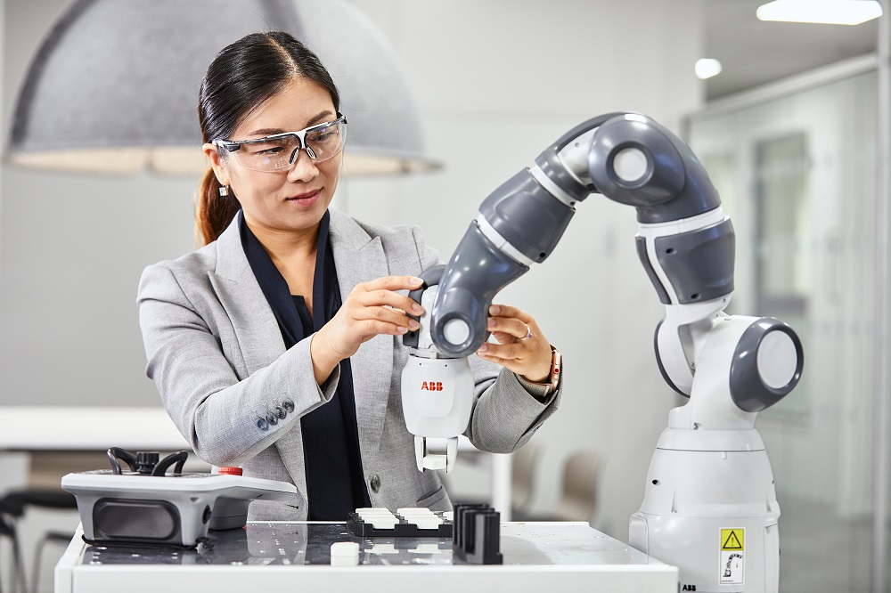 Cobot có thể tương tác trực tiếp với con người một cách an toàn.