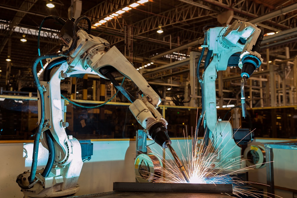 Robot công nghiệp được lập trình để tạo ra sản phẩm chính xác và nhất quán.