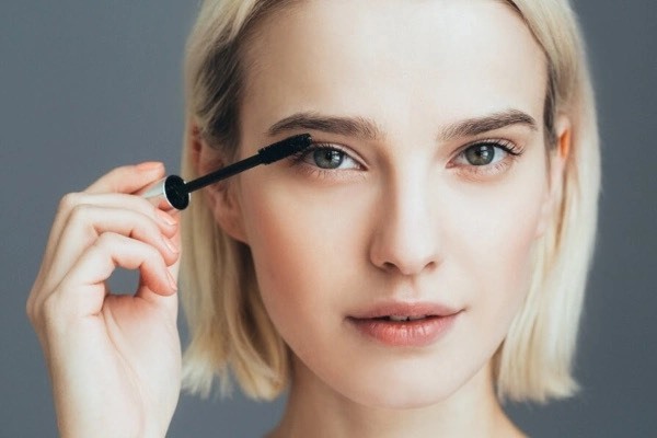 5 công dụng thần kỳ của mascara trong suốt chị em nên biết