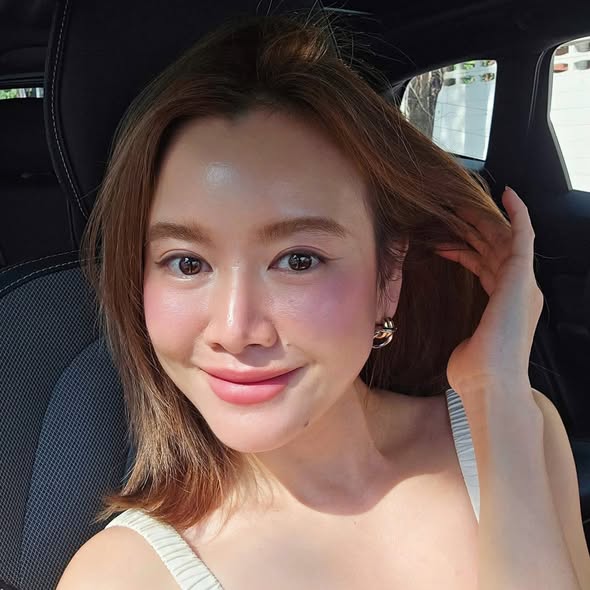 Má hồng Charlotte Tilbury tone Pink tán trên da