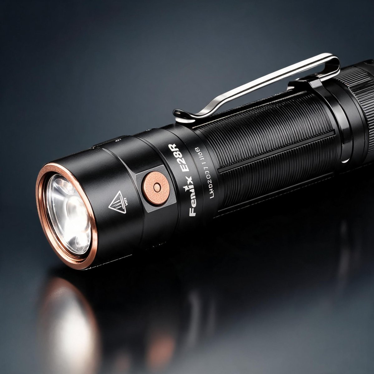 Fenix E28R 1500 lumen - thân đèn, nút bấm và cổng sạc USB-C