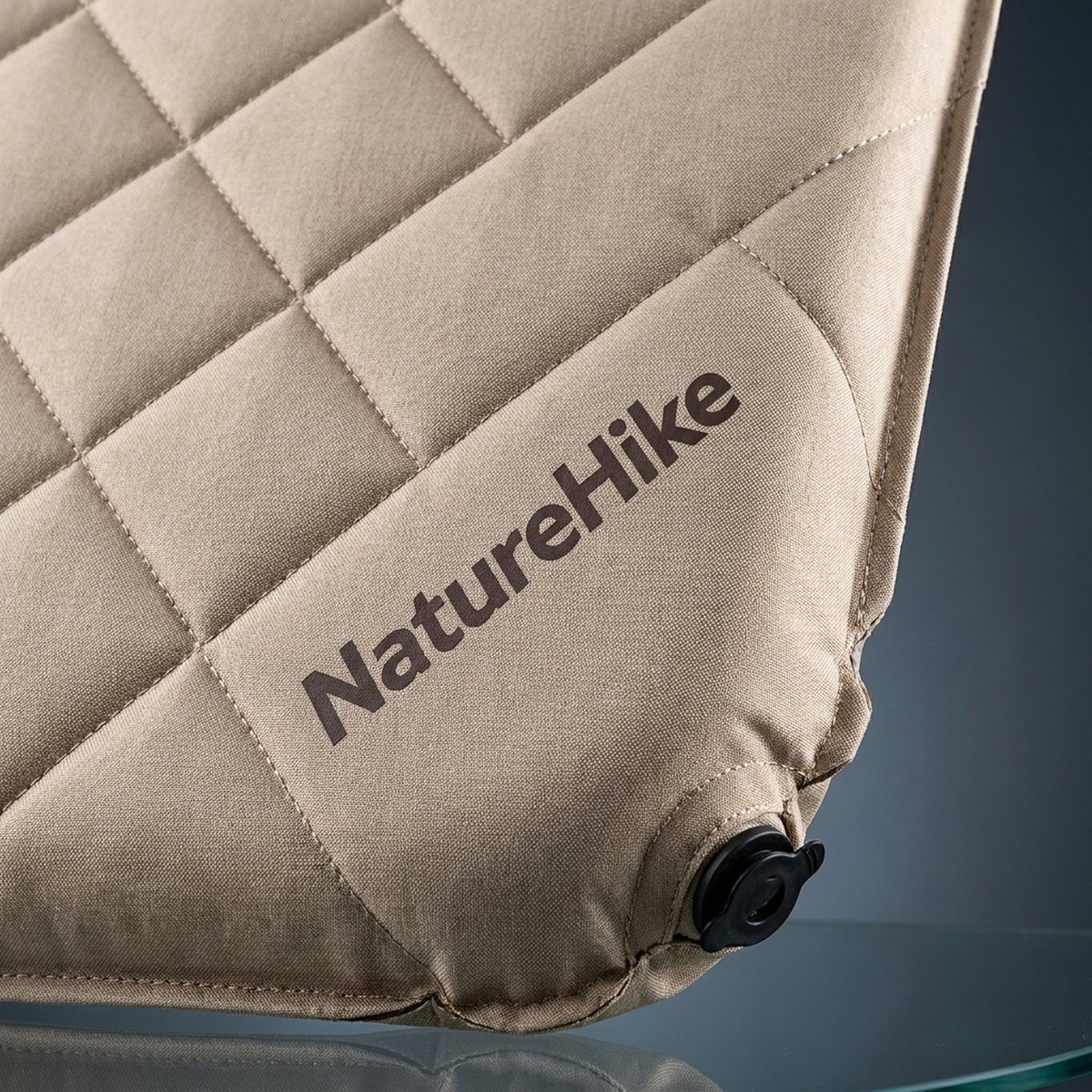 Tấm chắn gió Naturehike NH15F008-B đang được sử dụng ngoài trời