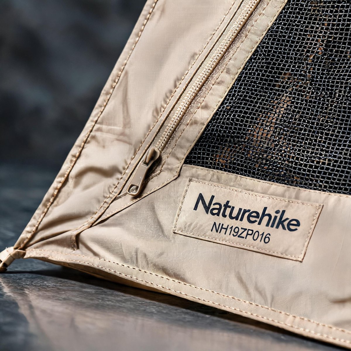 Cận cảnh cửa lưới chống côn trùng của lều Naturehike NH19ZP016 Hiby 2-3 người