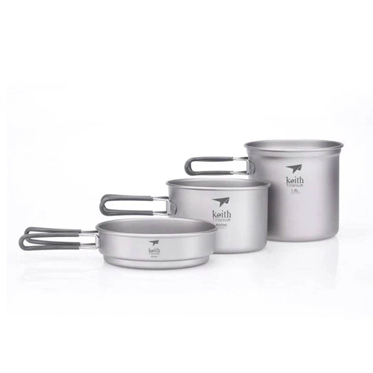 Bộ ba nồi titanium xếp cạnh nhau theo thứ tự từ nhỏ đến lớn