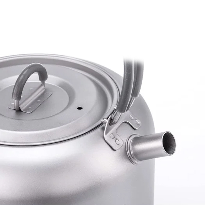 Nắp ấm đun titanium nhìn từ trên, có chốt khóa và vòi rót