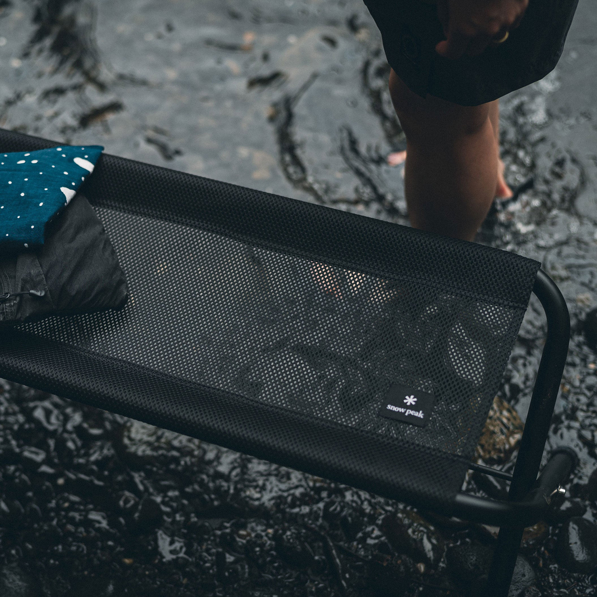 Băng ghế lưới Cắm Trại Du Lịch Snowpeak Mesh FD Bench Black