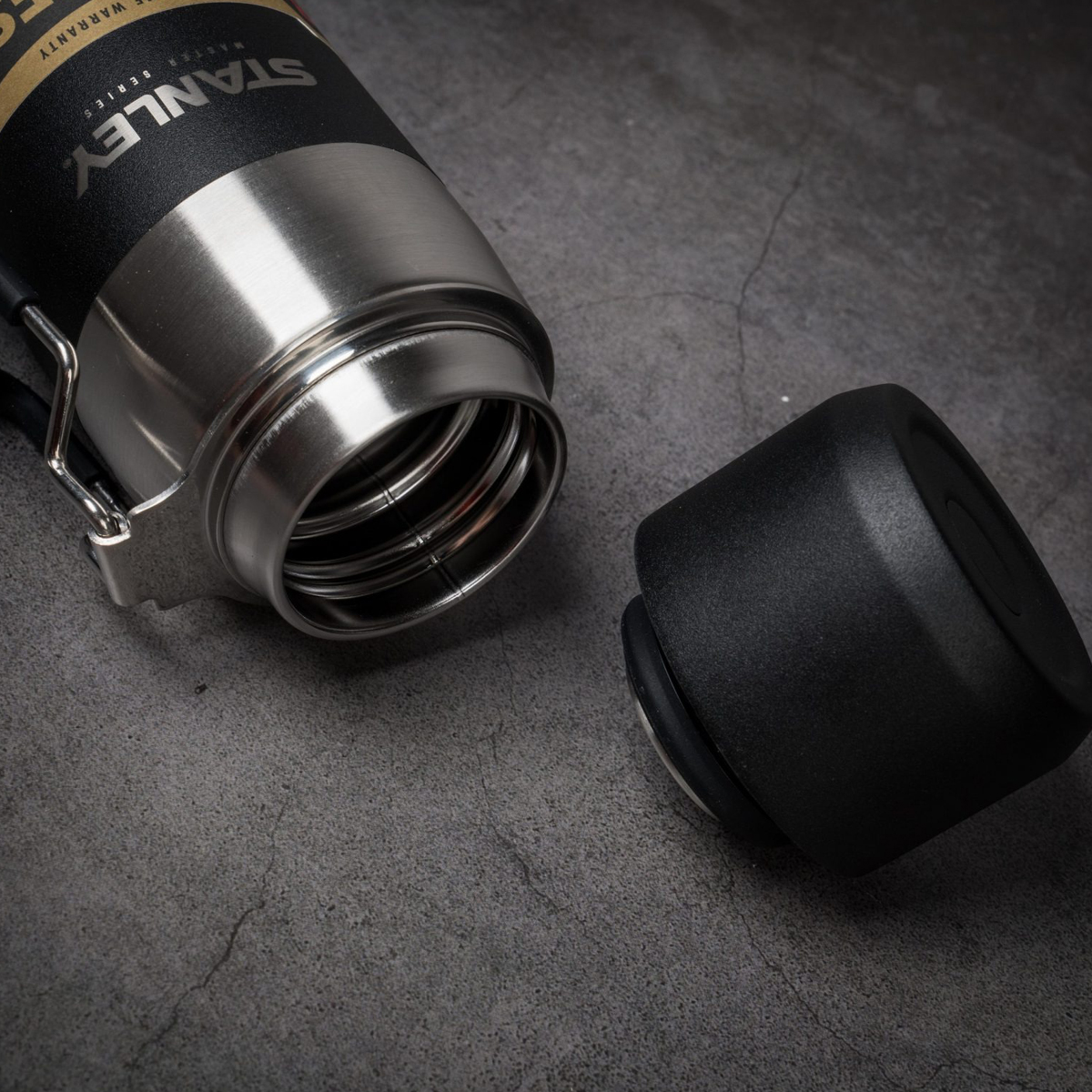 Bình Giữ Nhiệt Cắm Trại Stanley Master Unbreakable Water Bottle 650ml