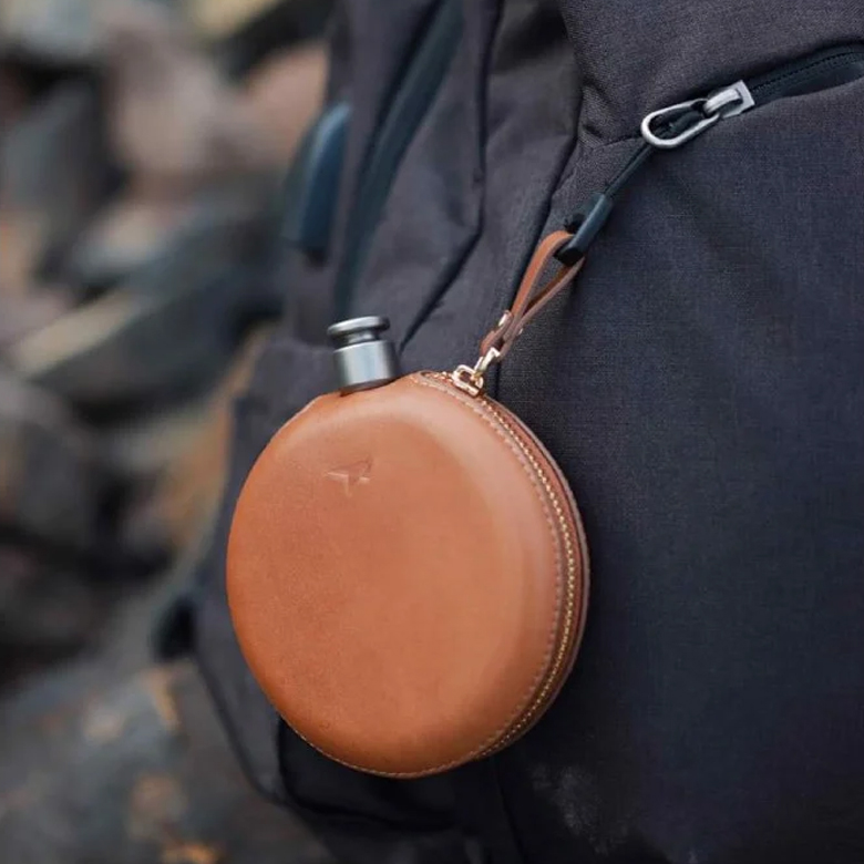 Keith Bình Rượu Titanium Round Flask 130ml trong bao da nâu, móc vào quai balo