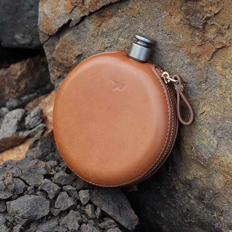 Keith Bình Rượu Titanium Round Flask 130ml trong bao da nâu có khóa kéo trên đá