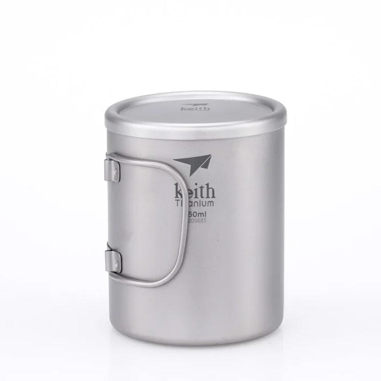 Ca titanium hai lớp Keith 450ml đậy nắp kín, tay cầm dựng lên, chụp nghiêng