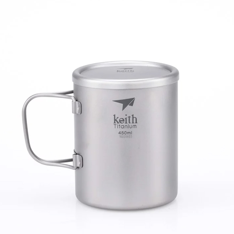 Ca titanium hai lớp Keith 450ml đậy nắp kín, tay cầm dựng lên, góc chụp khác