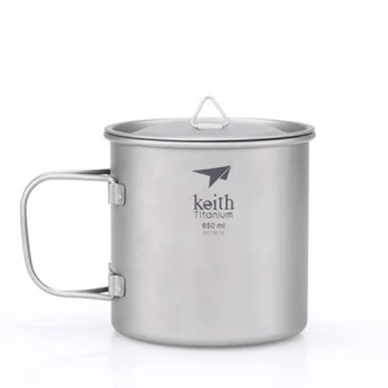 Ca titanium Keith 650ml mở nắp đặt cạnh thân ca, tay cầm gập dựng lên