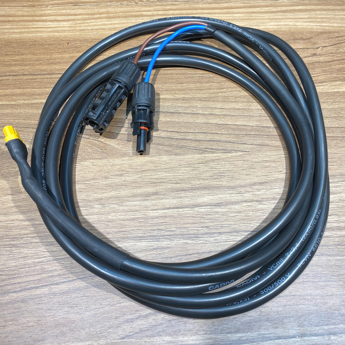 Cuộn cáp MC4 to XT60 Solar Cable đặt trên mặt bàn gỗ