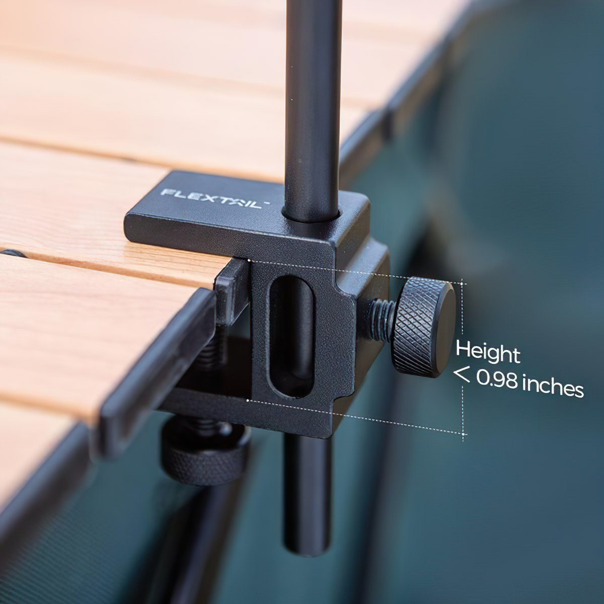 Kẹp bàn của sào treo đèn Flextail gắn trên mép bàn gỗ, chú thích chiều cao dưới 0,98 inch