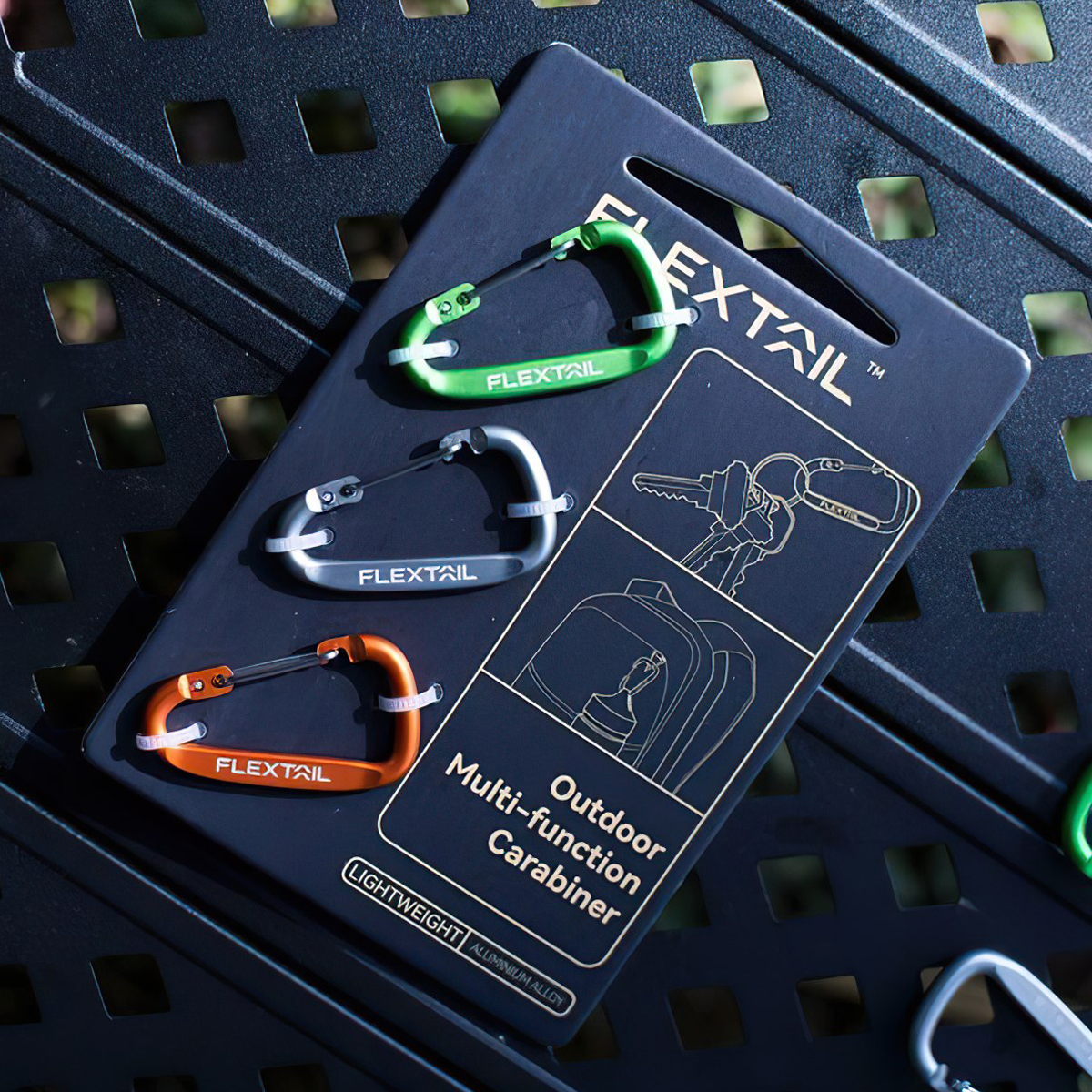 Bộ ba móc khóa carabiner Flextail treo trên thẻ bìa cứng in chữ Outdoor Multi-Function Carabiner