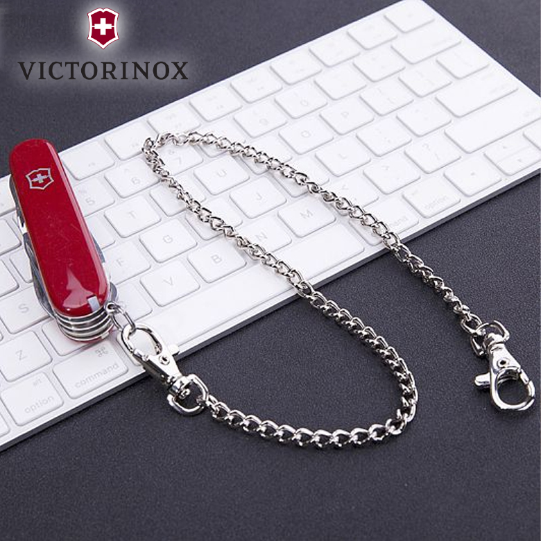 Dây xích Victorinox móc vào dao đa năng đỏ đặt trên bàn phím