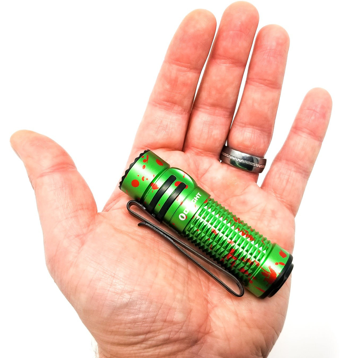 Đèn pin Olight Warrior Nano đặt nằm ngang trên lòng bàn tay cho thấy kích thước nhỏ gọn