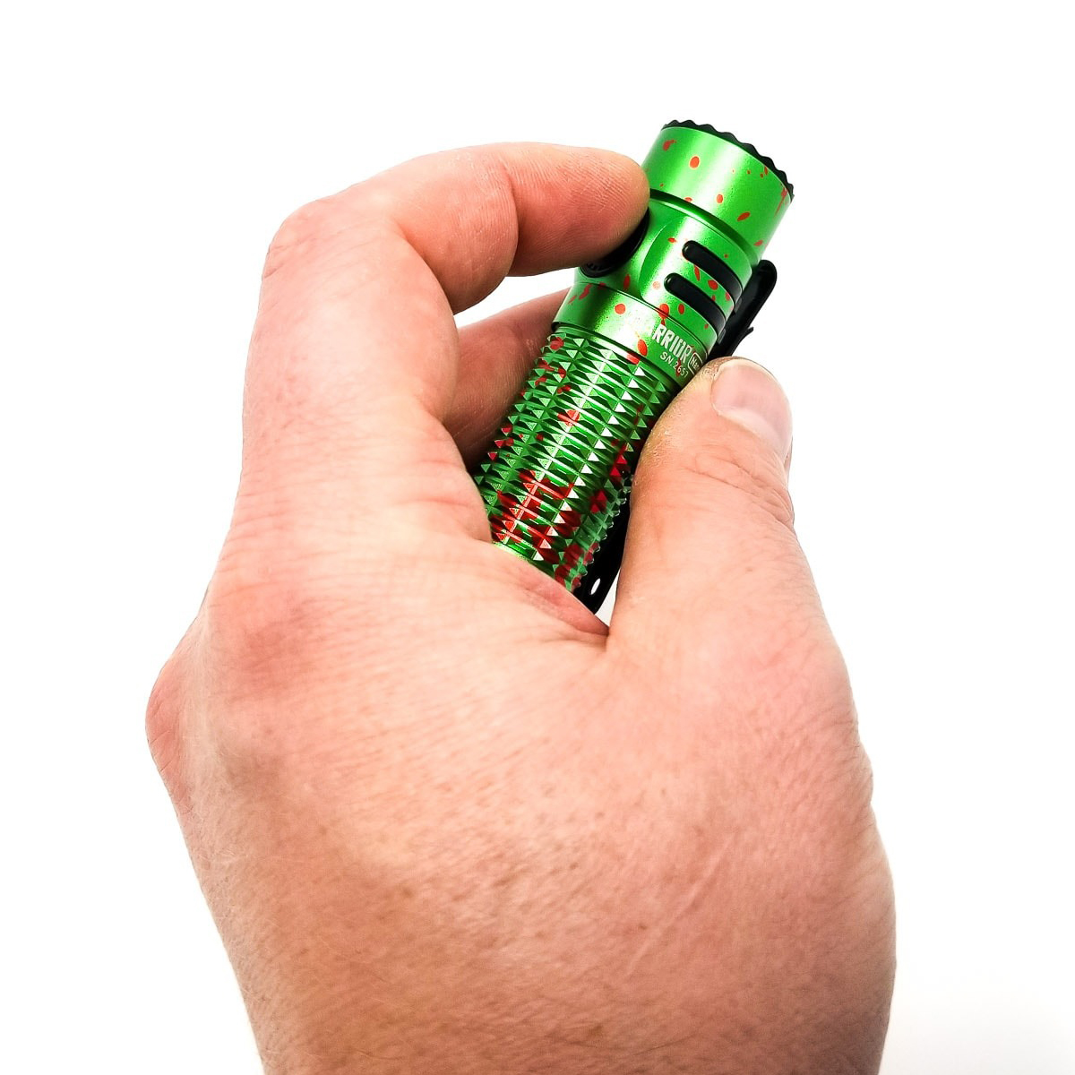 Đèn pin Olight Warrior Nano cầm chắc trong tay, cận cảnh phần thân đèn