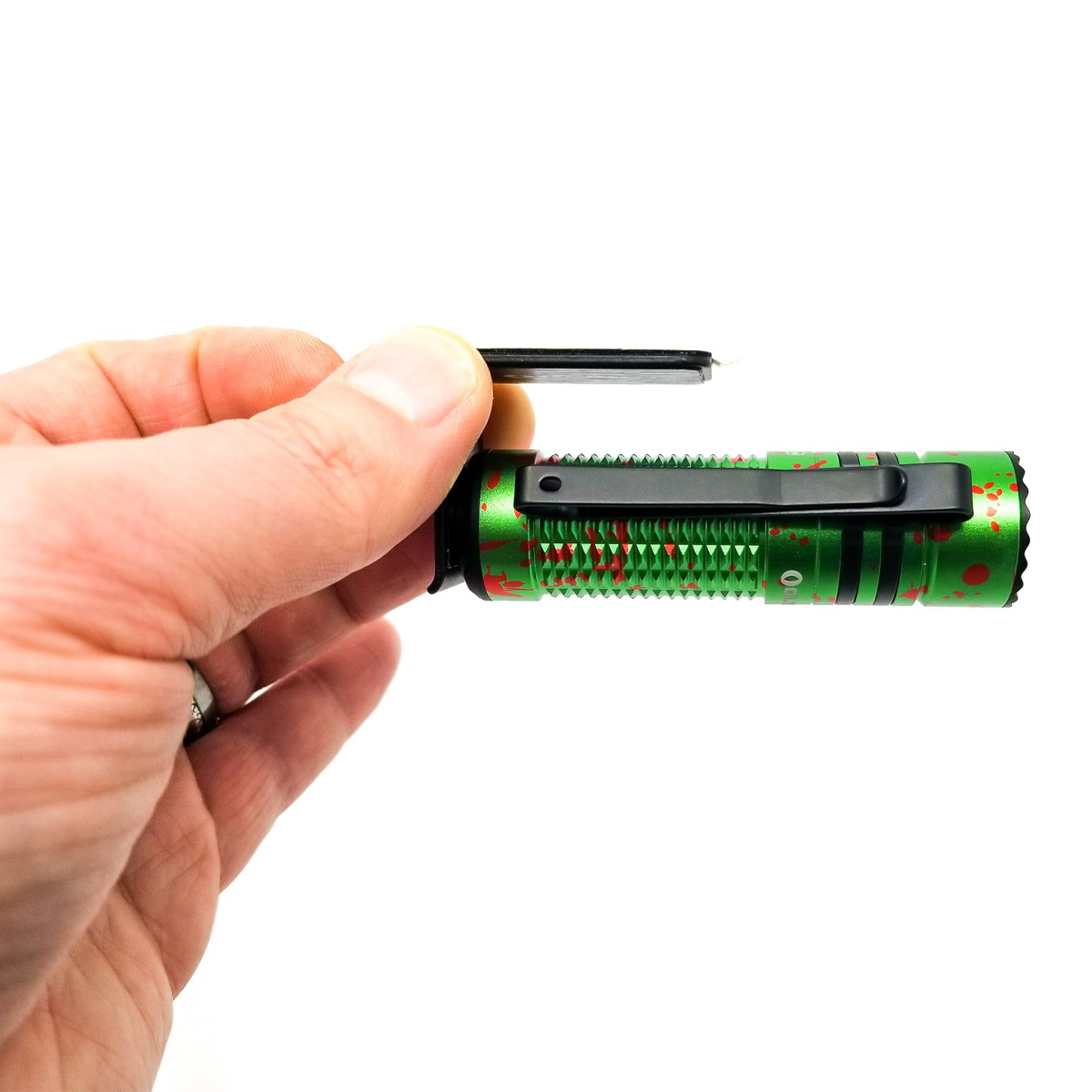 Đèn pin Olight Warrior Nano đang tháo rời, tay cầm cổng sạc