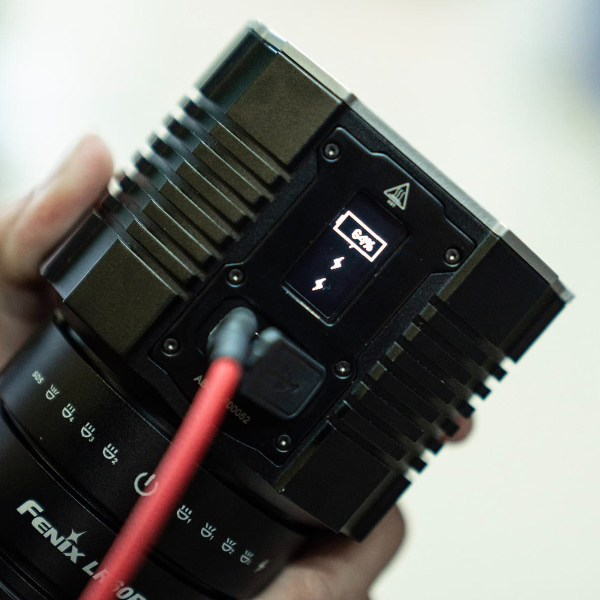 Fenix LR60R Đèn pin siêu sáng sáng 21.000 lumen chiếu xa 1085m pack pin 16000mAh cắm trại