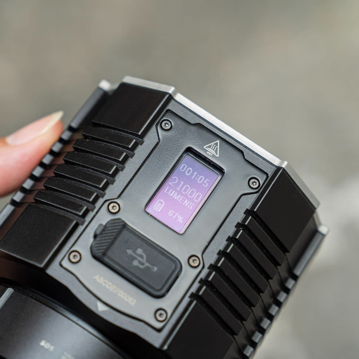 Fenix LR60R Đèn pin siêu sáng sáng 21.000 lumen chiếu xa 1085m pack pin 16000mAh cắm trại