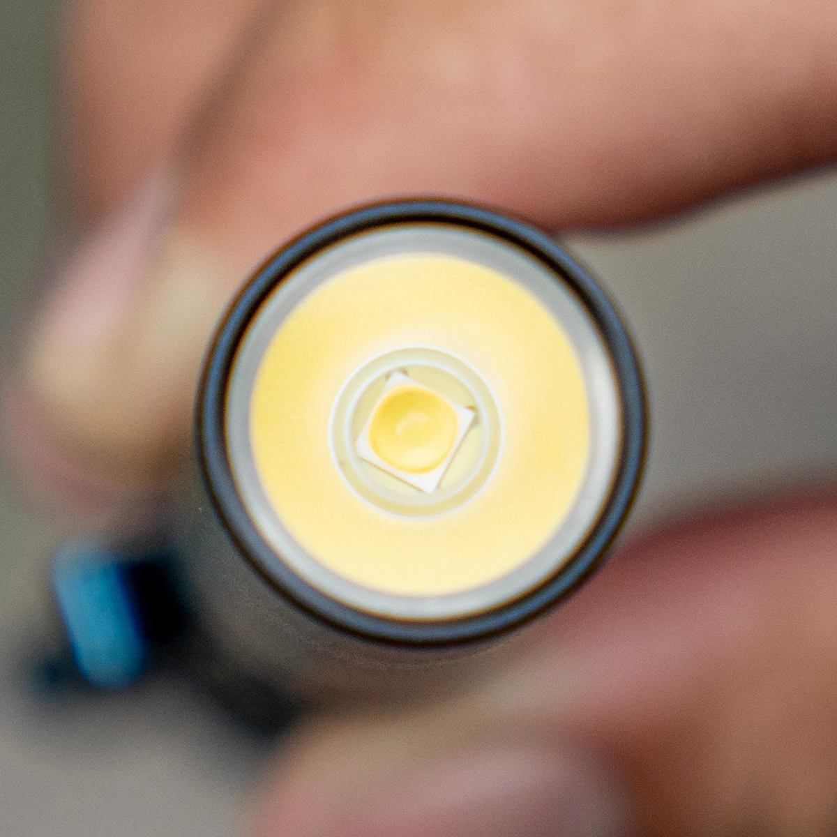 Đèn pin OLIGHT I5T Plus Pebble sáng 550 lumen chiếu xa 87m sử dụng 2 pin AA