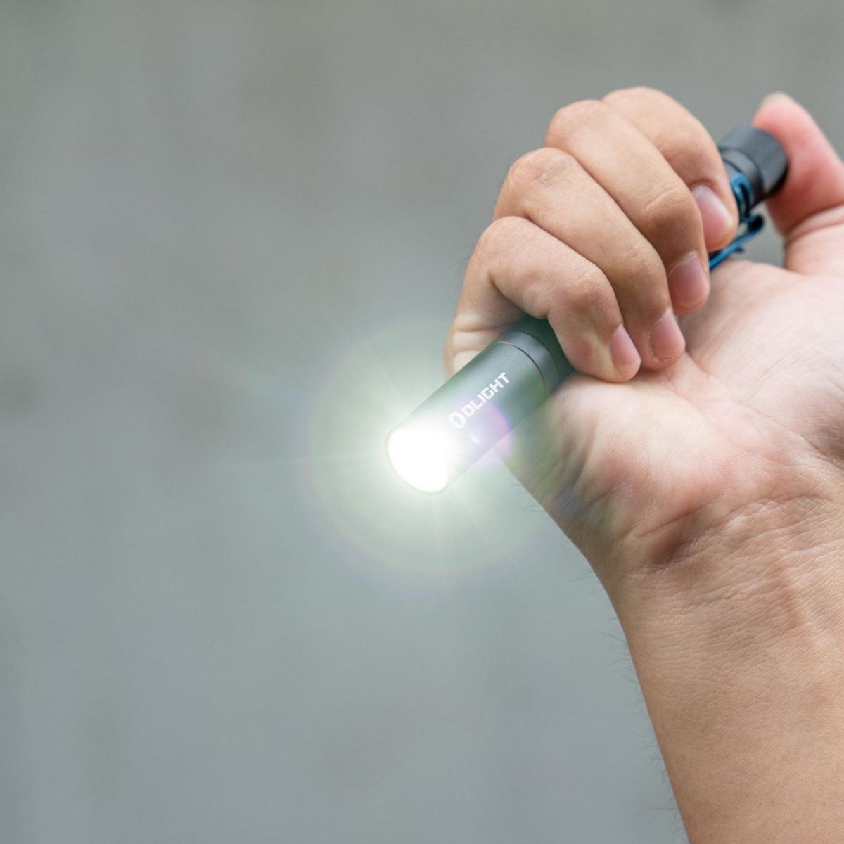 Đèn pin OLIGHT I5T Plus Pebble sáng 550 lumen chiếu xa 87m sử dụng 2 pin AA