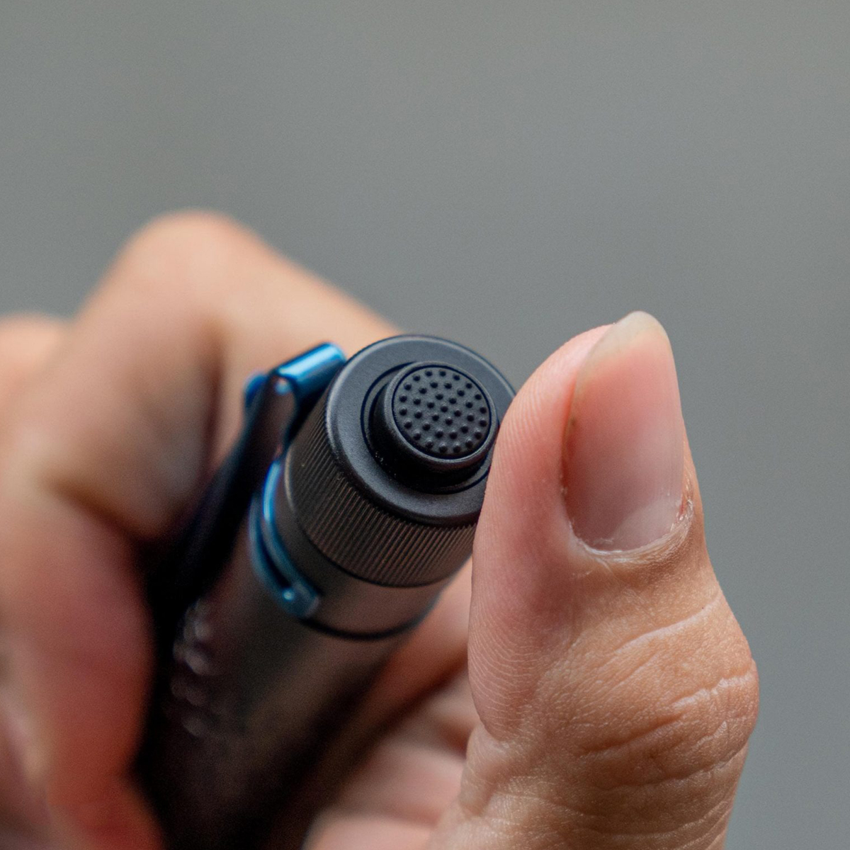 Đèn pin OLIGHT I5T Plus Pebble sáng 550 lumen chiếu xa 87m sử dụng 2 pin AA