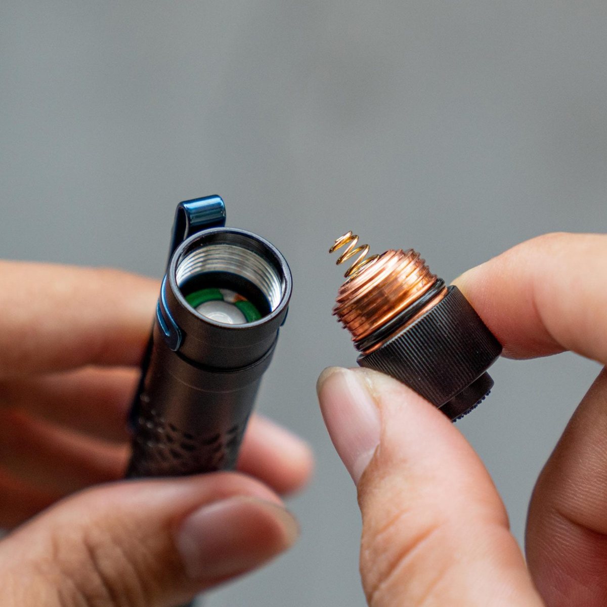 Đèn pin OLIGHT I5T Plus Pebble sáng 550 lumen chiếu xa 87m sử dụng 2 pin AA