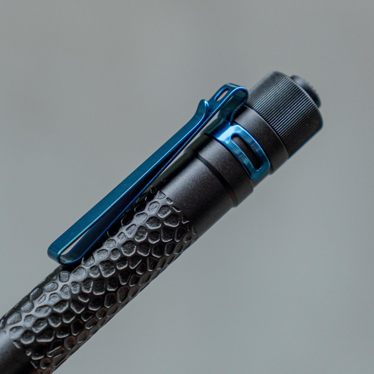 Đèn pin OLIGHT I5T Plus Pebble sáng 550 lumen chiếu xa 87m sử dụng 2 pin AA