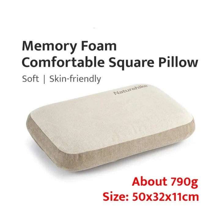 Gối cắm trại Naturehike Memory Foam màu be chụp cận, chú thích nặng khoảng 790g, kích thước 50x32x11cm