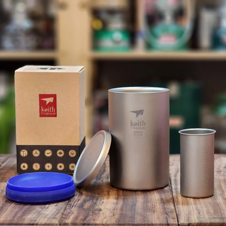 Keith Titanium Office Mug with Tea Infuser trong hộp giấy cạnh ly và lưới lọc trà rời