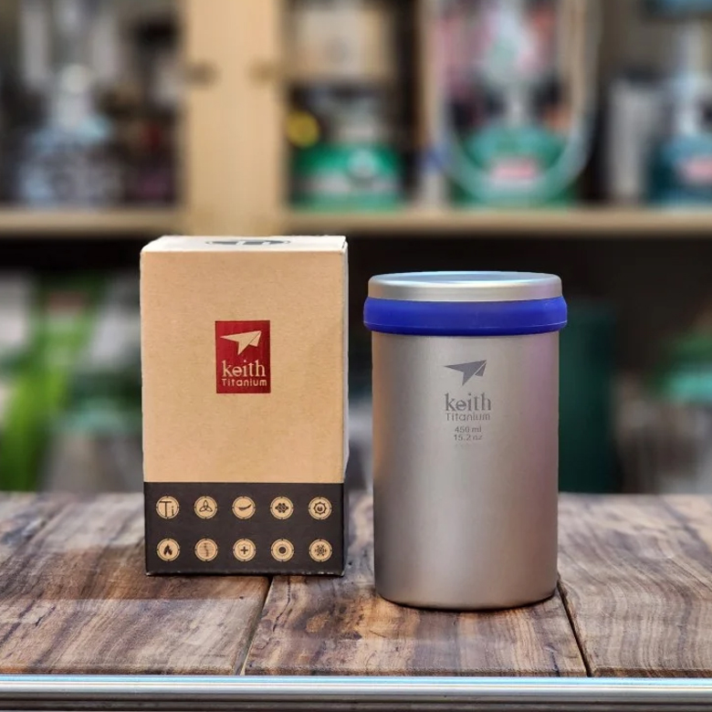 Keith Titanium Office Mug with Tea Infuser cùng hộp giấy sản phẩm trên bàn gỗ