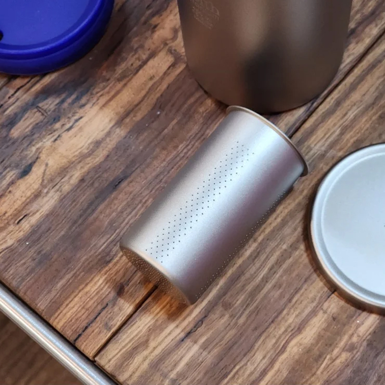 Keith Titanium Office Mug with Tea Infuser cận cảnh thân ly và nắp trên bàn gỗ