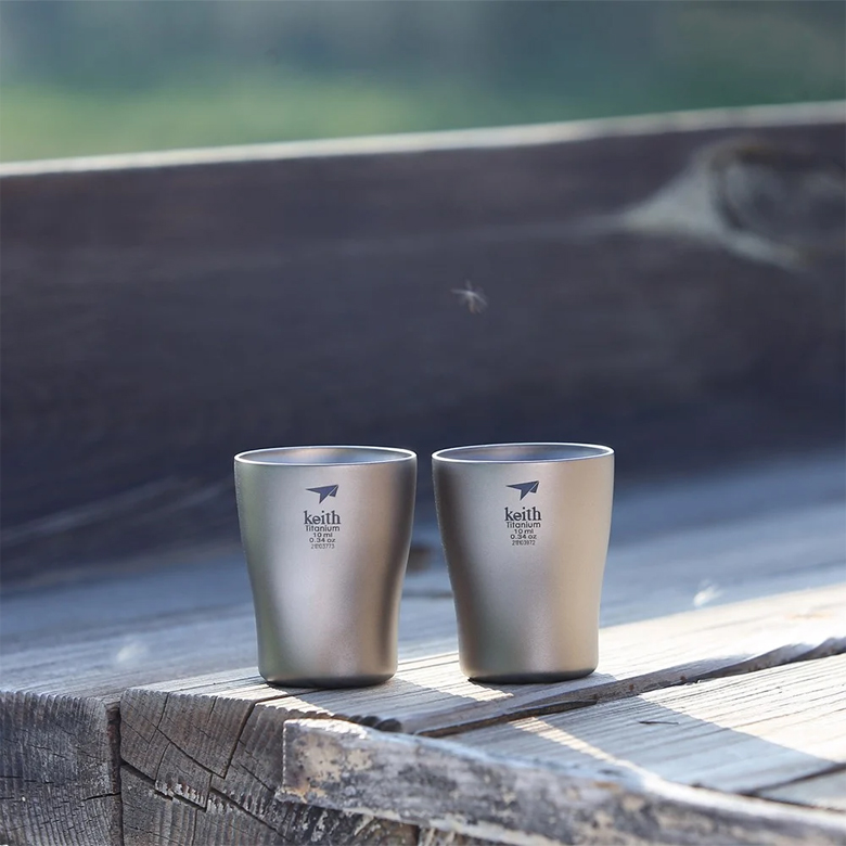 Ly Uống Rượu Keith Titanium Wine Cup 10ml hai ly trên bàn gỗ ngoài trời