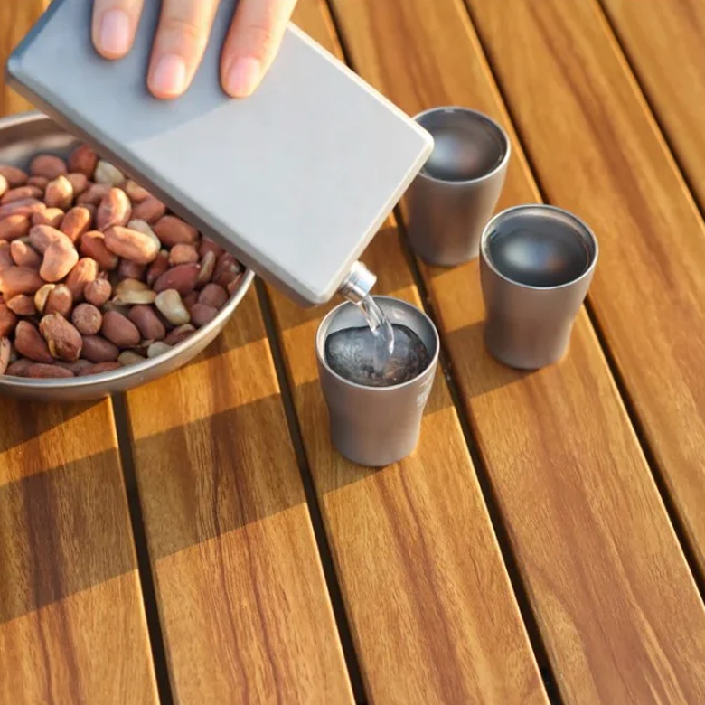 Ly Uống Rượu Keith Titanium Wine Cup 10ml đang rót rượu vào ly trên bàn gỗ