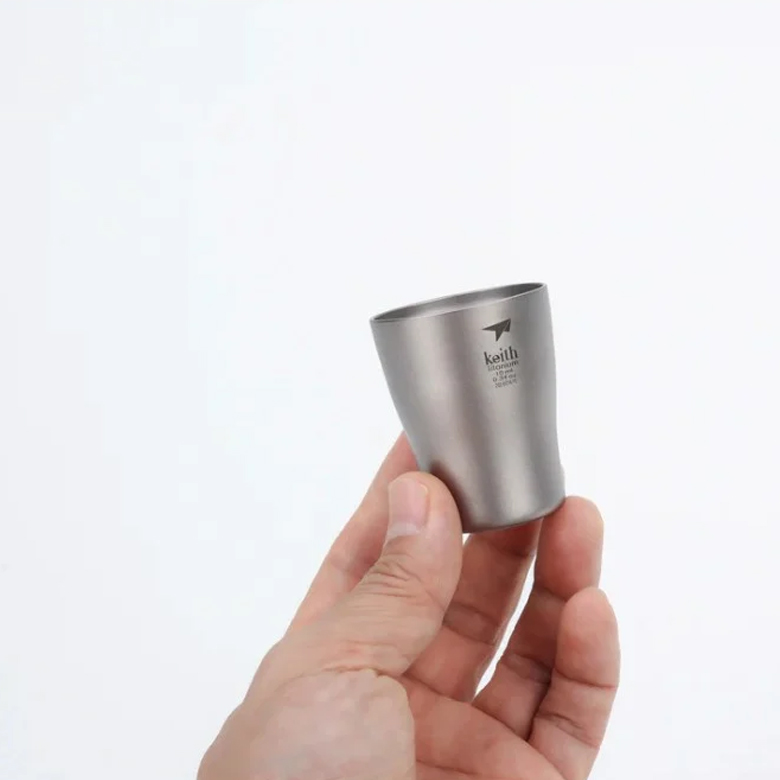 Ly Uống Rượu Keith Titanium Wine Cup 10ml được cầm một ly trên tay, nền trắng