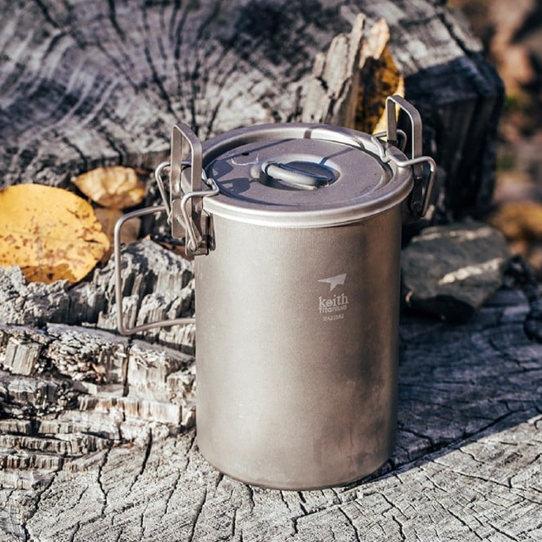 Keith Nồi Áp Suất Titanium Multi-function Cooker đặt trên gốc cây ngoài trời